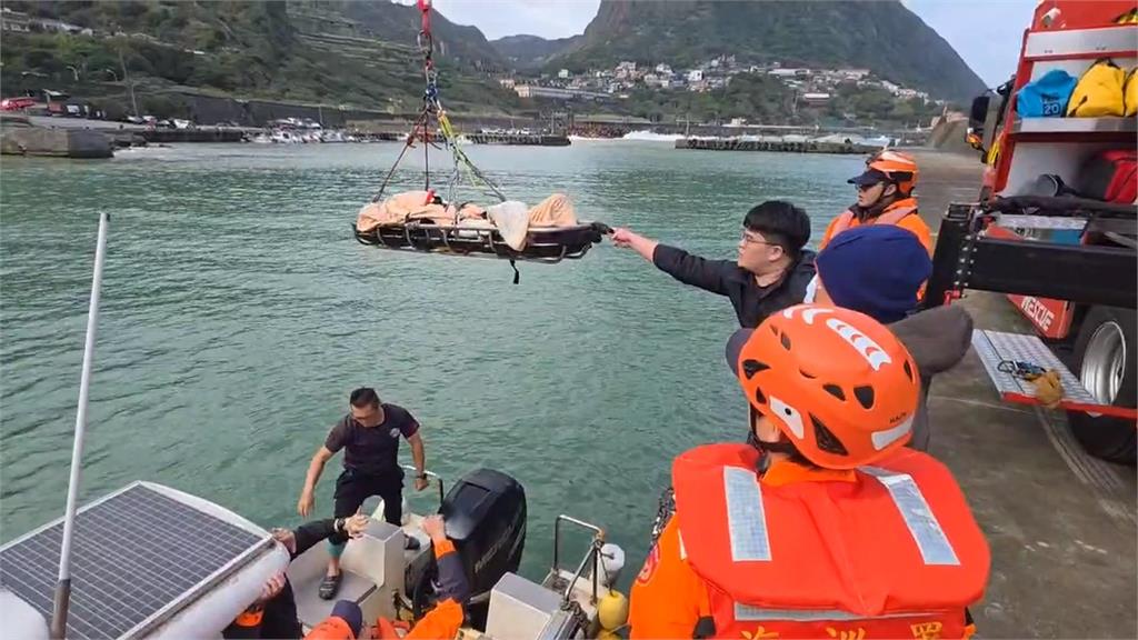 瑞芳水湳洞驚傳2釣客落海 熱心船長幫救起送醫