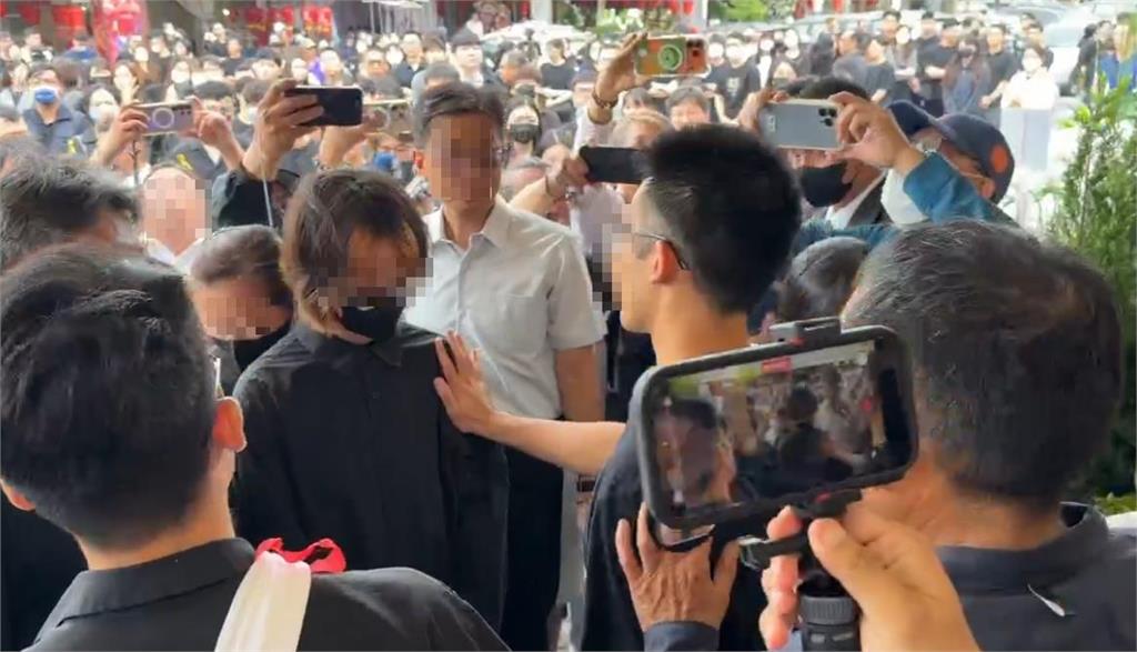 突現身女警告別式！女大生下跪「家屬轉身不看」親友當面嗆：沒誠意就不要進