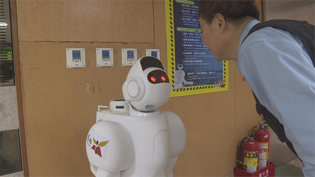 台南市府新員工上工！　機器人「小白」服務市民引熱議