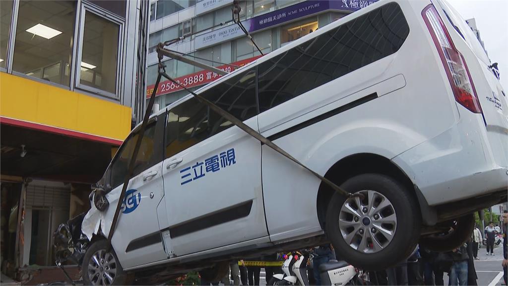 快新聞／三立採放車出事了！暴衝撞彰銀釀10傷　民眾渾身血躺擔架畫面曝