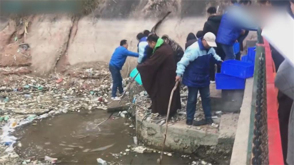 不可取！中國人將魚「放生垃圾河」自生自滅　網怒批：這是殺生