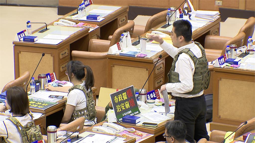 綠營議員集體穿「防彈背心」 諷新北「槍林彈雨」 轟侯友宜市政擺爛