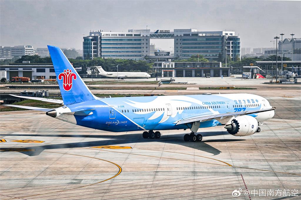 中國南方航空座椅「僅2手指寬」！遭網轟「刀片椅」…專家示警：恐讓乘客受傷