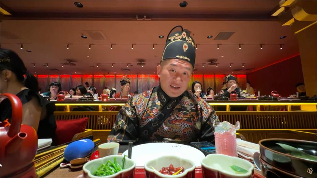 宦我遊上海?館長換古裝吃宮廷菜 網見1景傻眼:被羞辱還不知