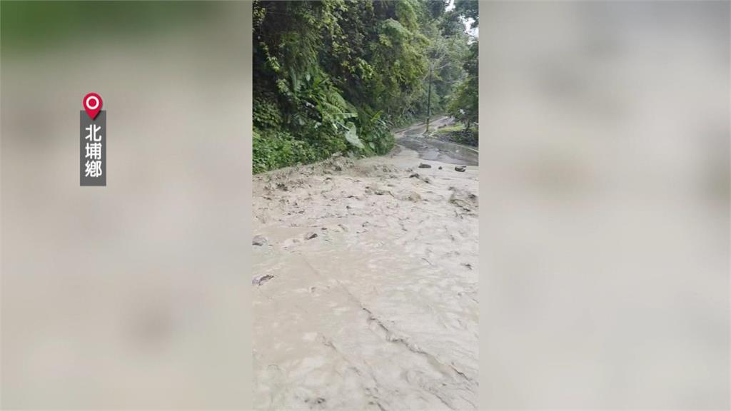 大雨狂炸新竹山區　北埔冷泉路段地面掏空