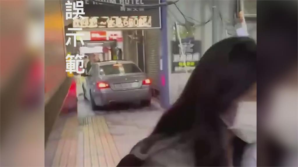 三寶無極限!BMW三度硬切騎樓「撞毀機車逃逸」 超狂開法路人全看傻