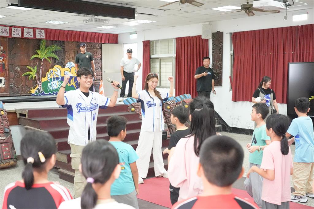 中職/富邦悍將前進花蓮送幸福!女神李雅英加碼為太巴塱、光復少棒球員夢想應援