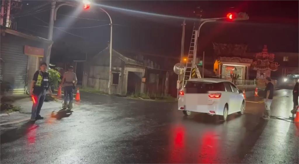 驚險！宜蘭推高機不慎勾到電線　電桿倒塌險砸路過小貨車