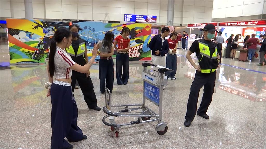 國慶快閃迎客！　桃機溫馨傳遞「歡迎回家、雙十快樂」祝福