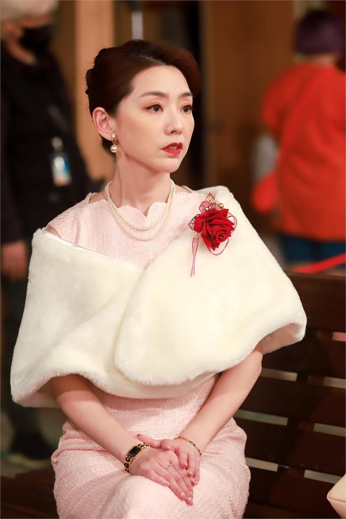 8點檔《愛的榮耀》新娘吳婉君、謝京穎拚美! 賴芊合盛裝尬氣場