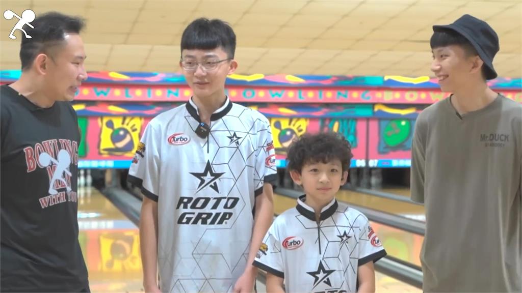 保齡球神童！9歲男童與國手切磋球技　超強實力網讚：未來台灣之光