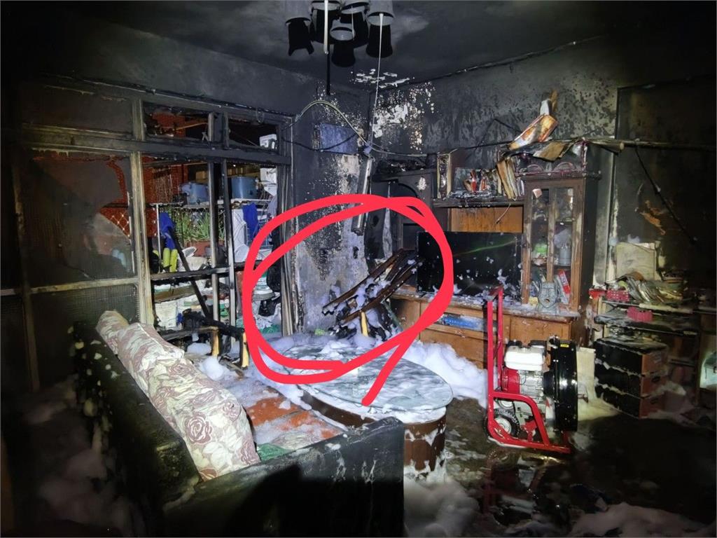 基隆七堵深夜住宅火警! 父女倒臥臥室門口送醫搶救