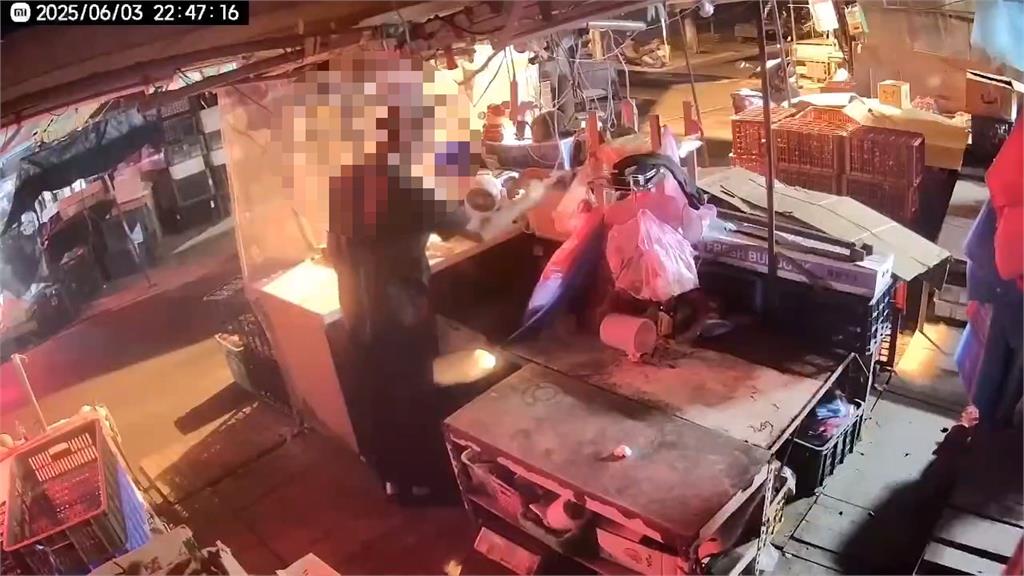 男鬼鬼祟祟跑打烊市場 隨機鎖定「充電線」整組拔走