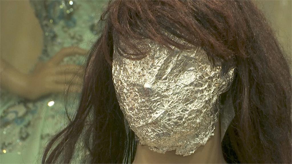 阿富汗人型模特兒不能露臉　女裝店乾脆「鋁箔紙包臉」