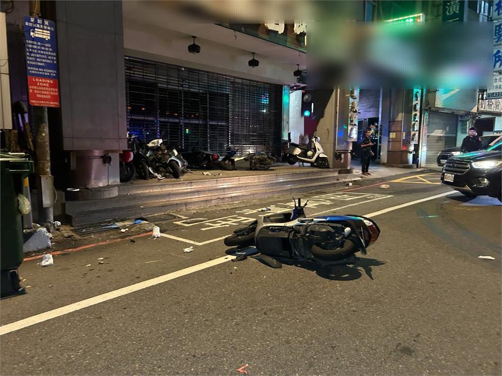 快新聞／桃園重機撞飛5車！先撞斜坡再衝摩托　街頭一片狼藉
