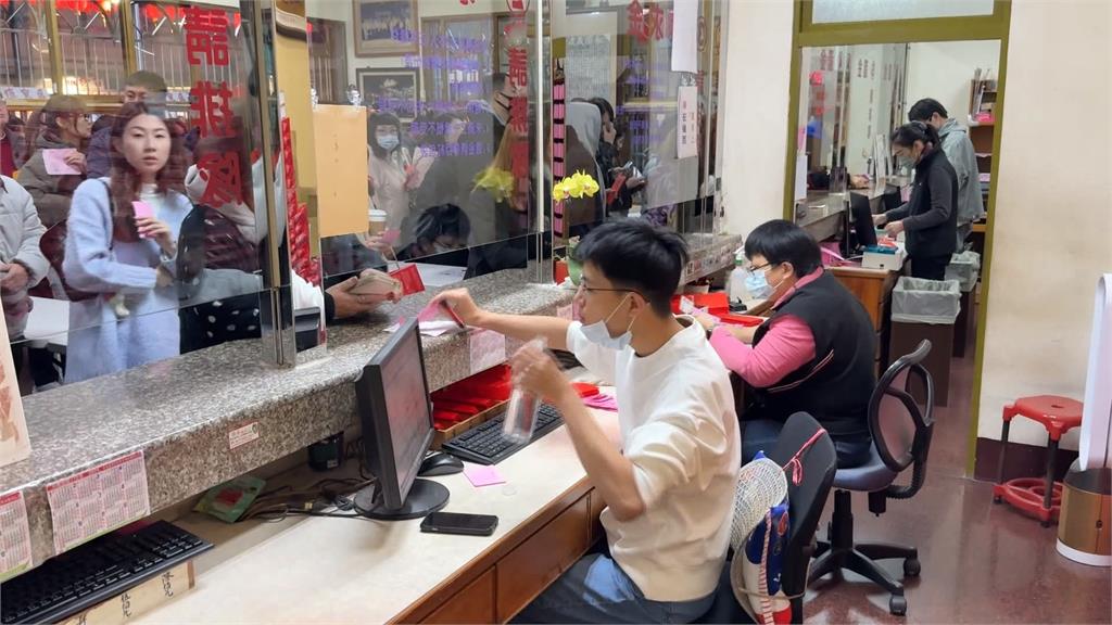 想發財還要摳!他向紫南宮借600元發財金 還錢拿千鈔「想找錢」全場看傻眼