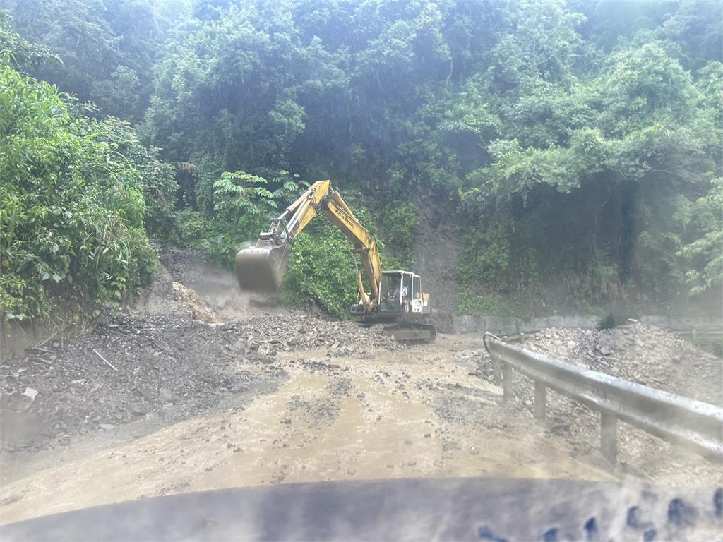 大雨釀災！投８９線土石崩塌　驚現「土石流瀑布」交通中斷