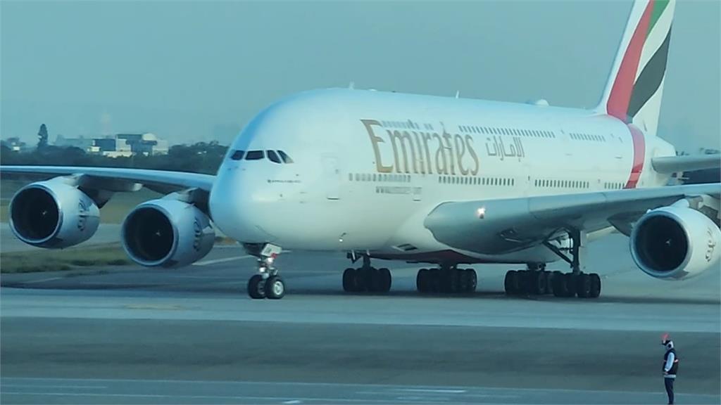 阿聯酋航空暫停「杜拜轉機」　桃機490名旅客「無法登機」