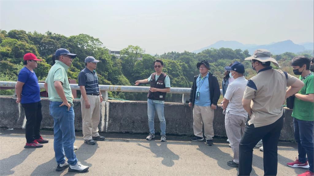 峨眉溪苗栗三灣段「變黑發臭」　逾2週　擬借雨清淤臭