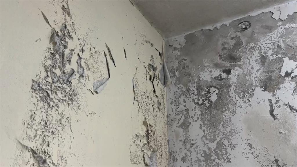 慘！租屋租到漏水屋　大學生返家過年　家具寢具全發霉