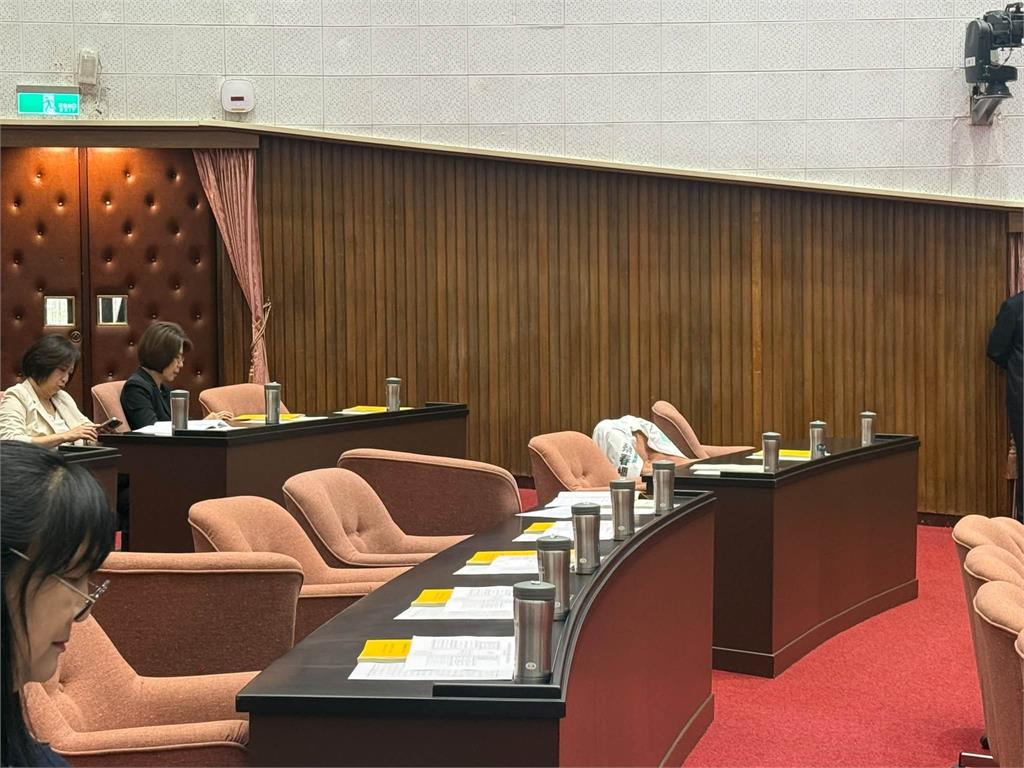 快新聞／立院開議了！卓榮台登台施政報告　藍白委全沒來
