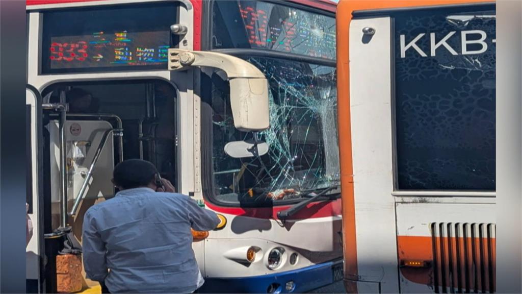 公車撞公車!私下和解沒報警 滿地碎玻璃「散滿車道」