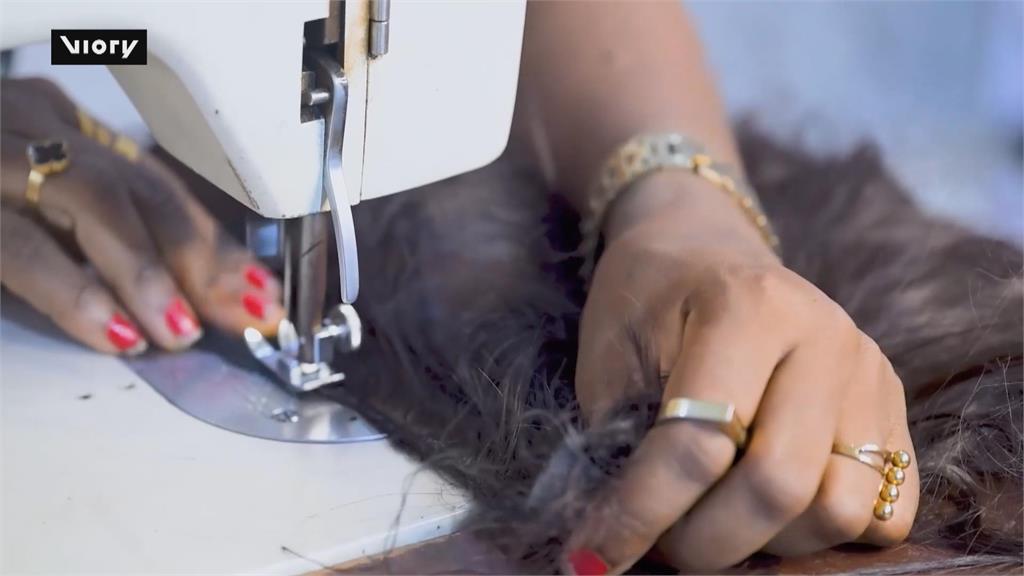 超高！奈及利亞女子打造三層樓高假髮　打破金氏世界紀錄