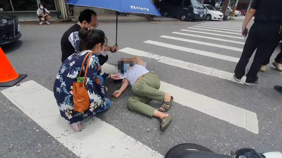 快新聞／宜蘭女騎士車禍倒地不起　民眾貼心撐傘搧風、擋車畫面曝