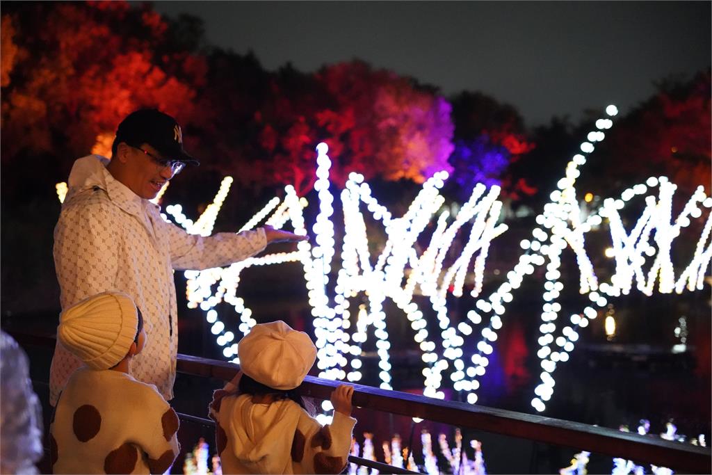 2025東興圳光藝節璀璨開幕 副縣長陳見賢點下星光照亮城市冬夜