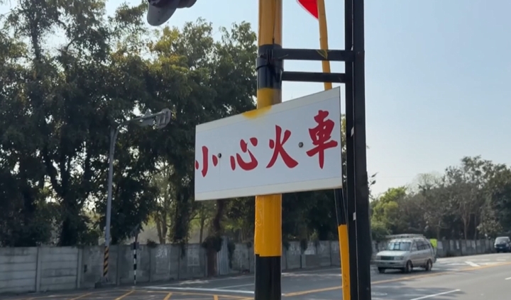 平交道前練蛤蟆功？　特技男頭頂地倒立看火車