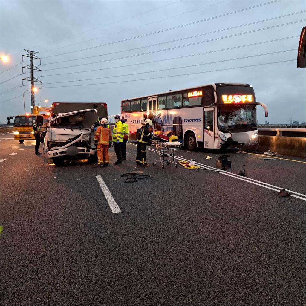 快新聞／中山高北向51K小貨車追撞客運2傷　後方回堵10公里