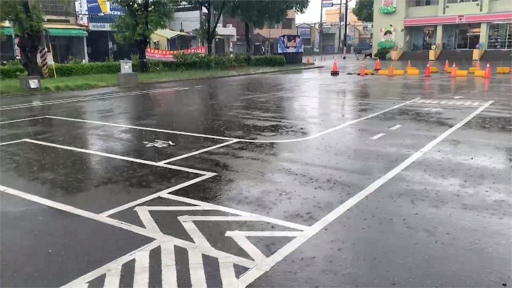民眾不畏風雨「練習機車路考」　　區公所：雨天路滑安全第一