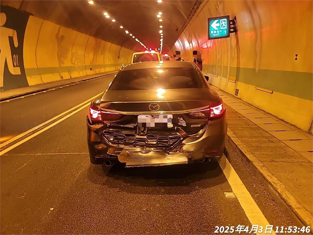 快新聞/一度回堵1公里!國6國姓段3車事故 貨車打滑遭撞「側翻畫面曝」