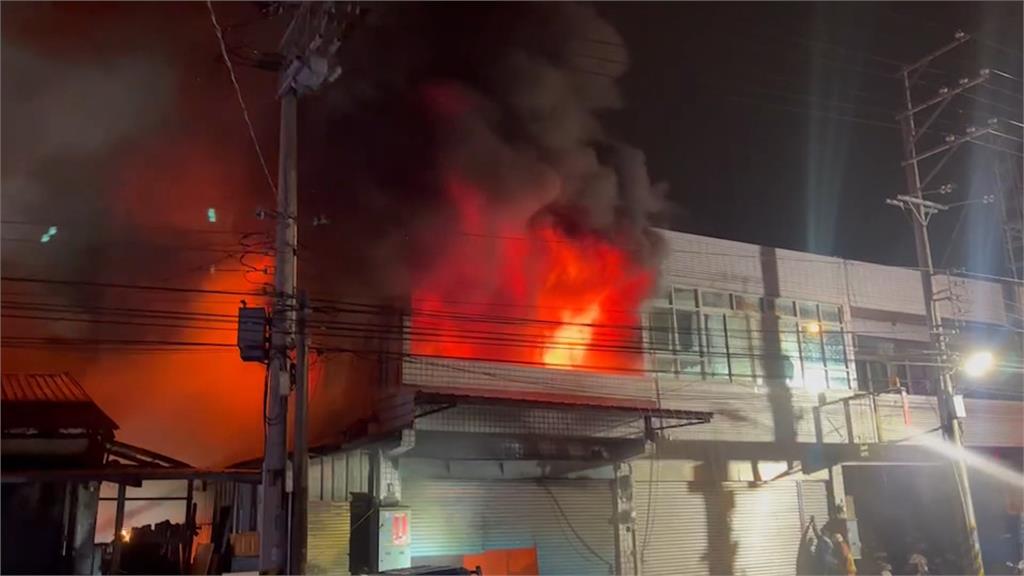 彰化彰南路建材行暗夜大火　燒毀三棟鐵皮廠房、波及民宅