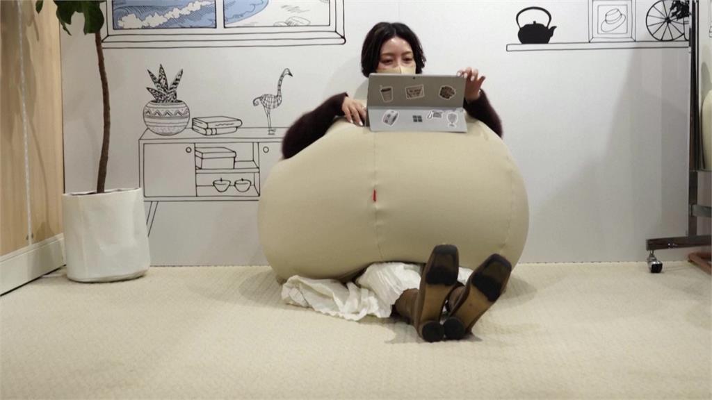 真沙發馬鈴薯!日業者推「穿戴式懶骨頭 」躺平族嗨翻:我需要這個酷東西