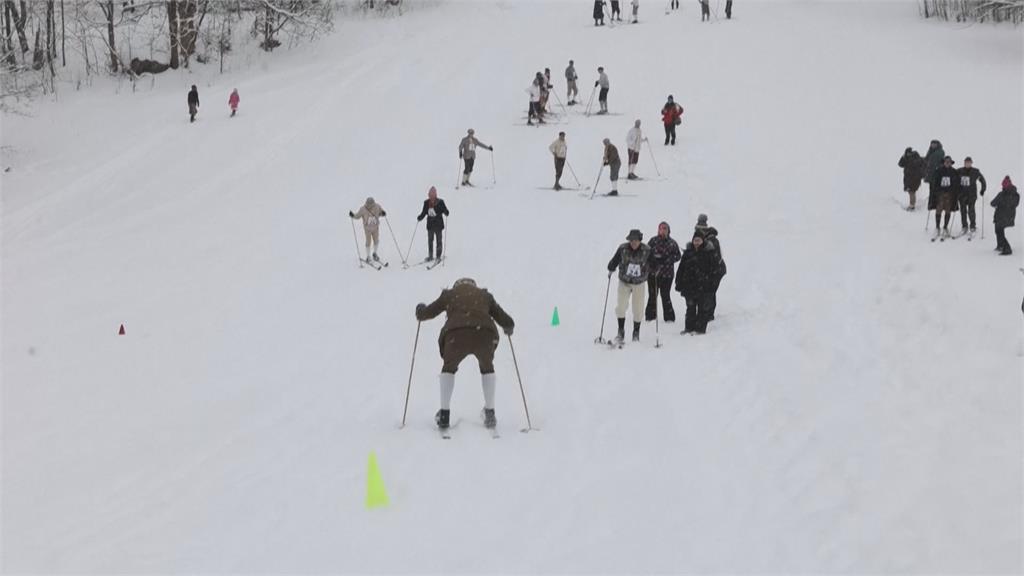 捷克重現百年前滑雪風貌 選手打扮復古 腳踩木製滑雪板