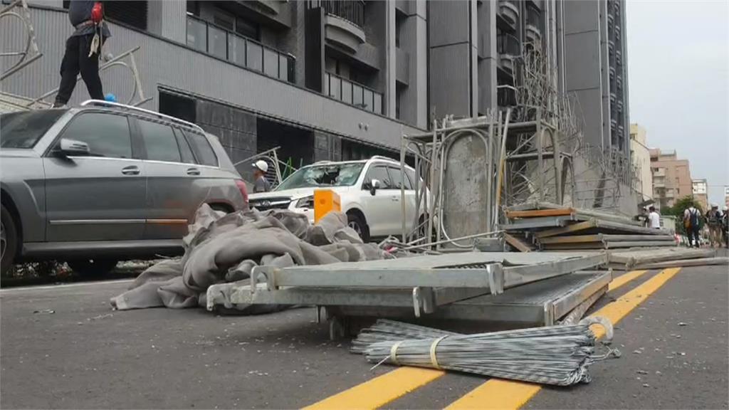 強風惹的禍　建案鷹架遭吹垮壓壞下方６車