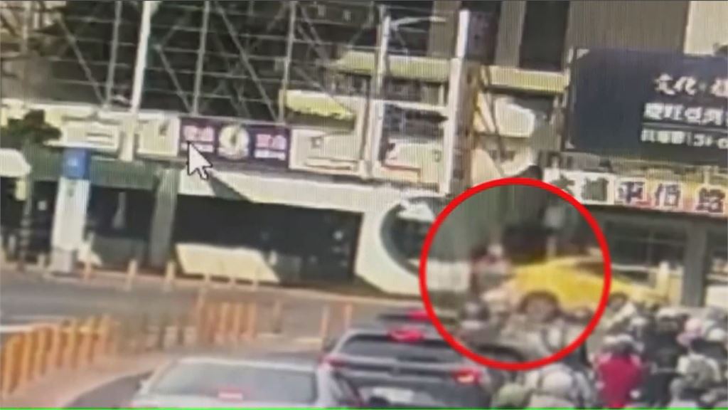 高雄輕軌出現意外　8旬婦人疑沒看見列車行駛月台撞上觸法