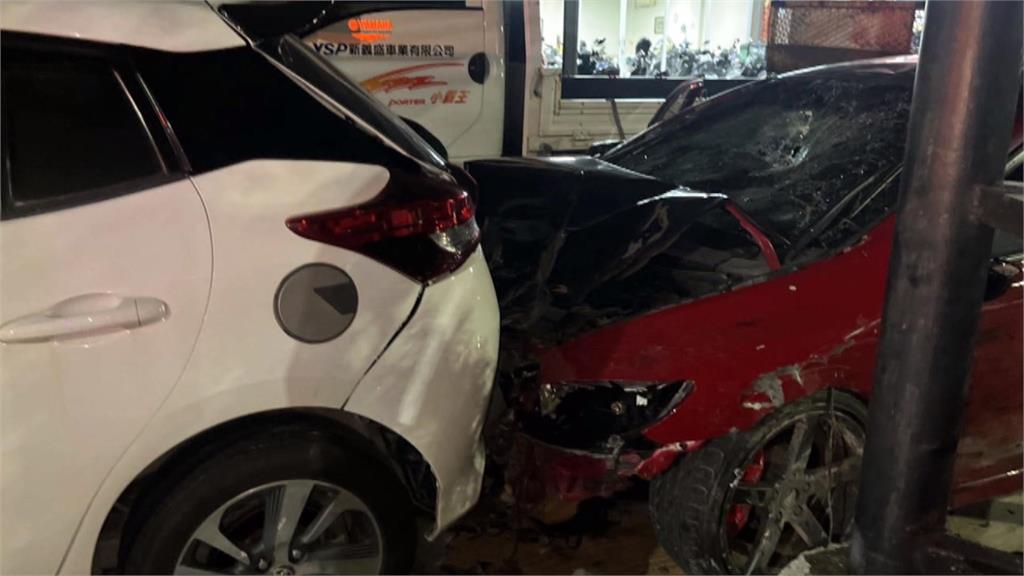 高雄嚴重車禍! 無照男載妻女撞死2騎士 10萬元交保