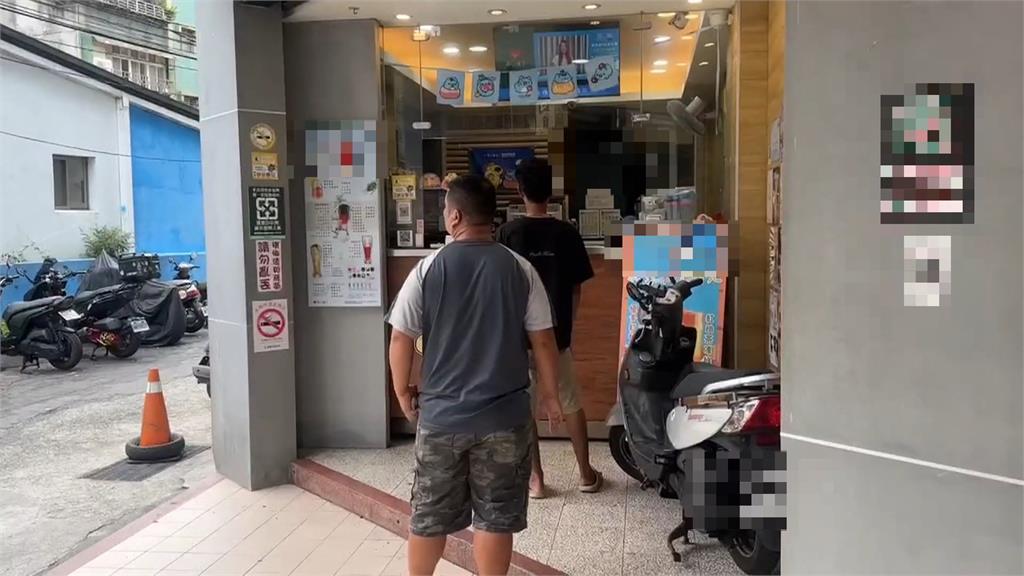 珍奶喝一半驚見漂浮大蟑螂　基隆店家反指客人「故意加料」