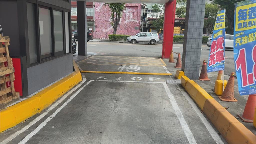 太傻眼！他車停得來速車道出口　「下車進店點餐」　網怒轟自私
