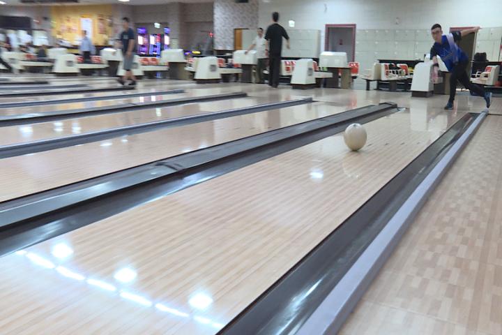 保齡球隱藏獨門技術!老闆「鑽孔」打天下 助球友完美發揮