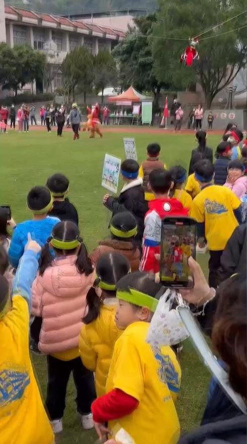 學童家長是義消垂降!耶誕老公公來了? 充氣麋鹿吸睛 小朋友興奮尖叫