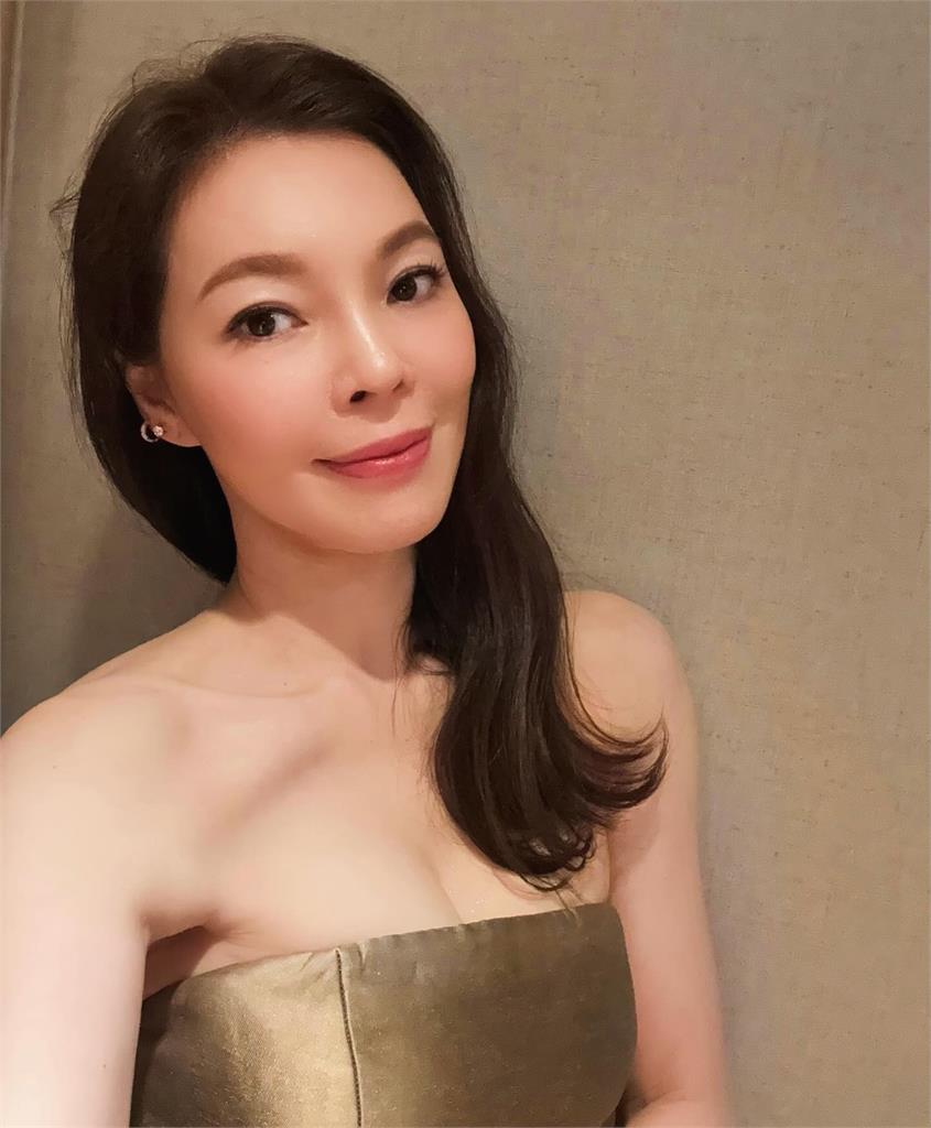 郭台銘愛妻曬金棕色禮服自拍照！13字闡述「女人的價值」網讚：人美心更美