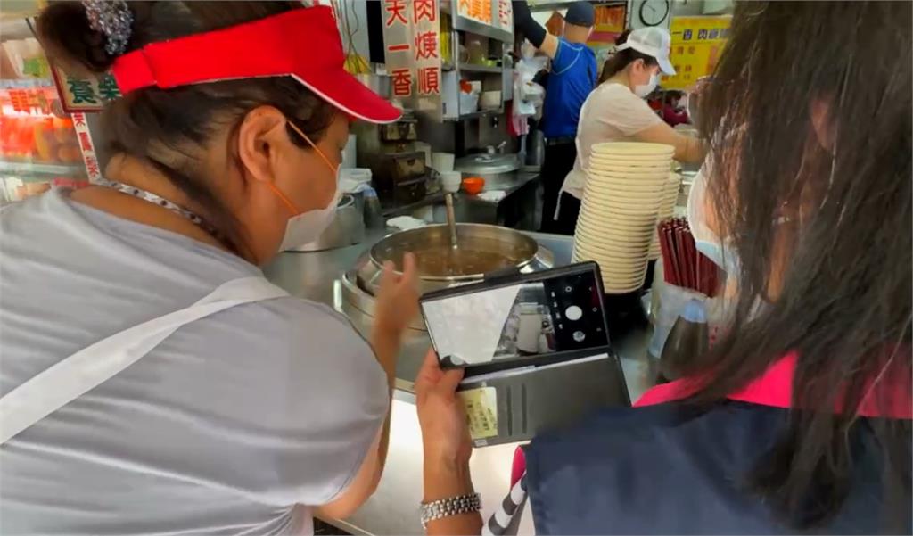 油豆腐有「小強」、肉羹湯有「塑膠」　基隆廟口老店被停業