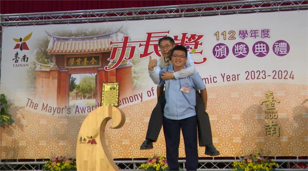 黃偉哲參加畢業典禮大方撒禮物　網笑：好像在餵魚