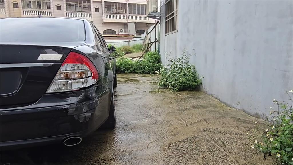 違停私人停車位遭擋　廂型車駕駛猛踩油門「硬擠毀車」