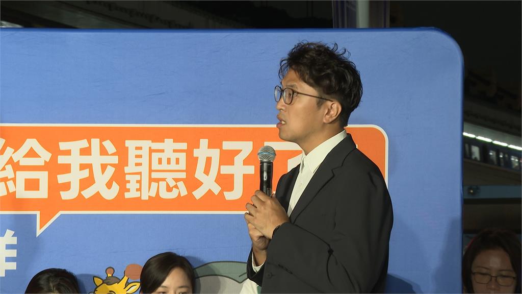 沈伯洋劍潭肥皂箱活動擠爆上百人　民眾上台喊話「別像柯文哲」