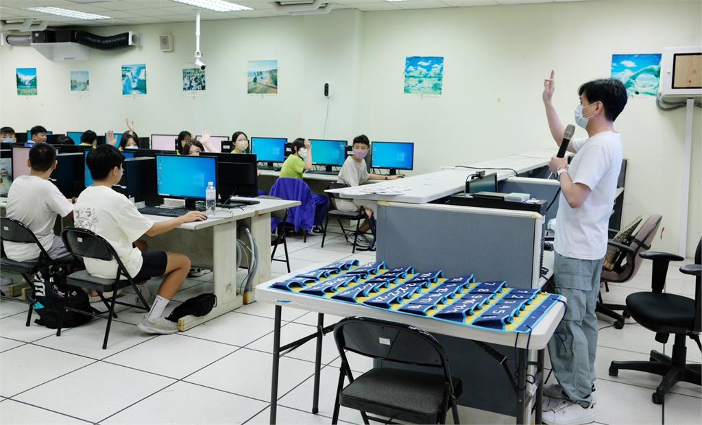 【淡江傳真】淡江大學攜手小港高中舉辦AI營 高一新生搶先體驗生成式AI魅力