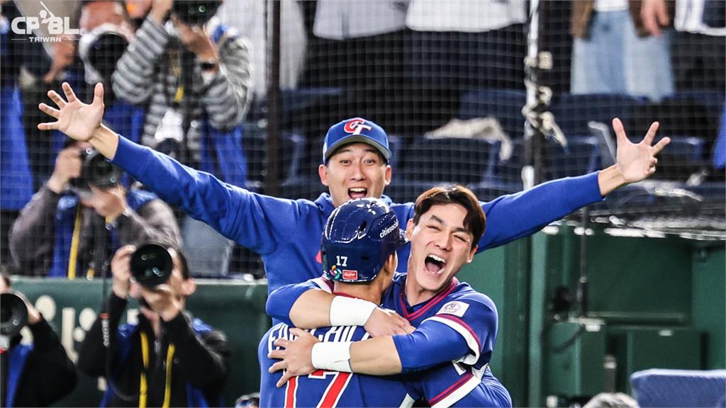 經典賽(影)／台灣隊不用哭了！棒協理事長辜仲諒肯定球員表現「加發獎金一千萬」